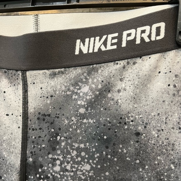 Nike Pro Capri Leggings - Picture 5 of 6